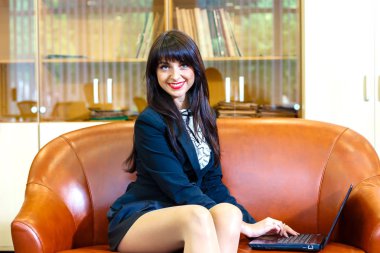 Güzel genç beyaz işkadını üstünde laptop çalışma.