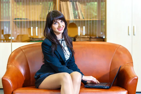 Mooie jonge Kaukasische zakenvrouw die op laptop werkt. — Stockfoto