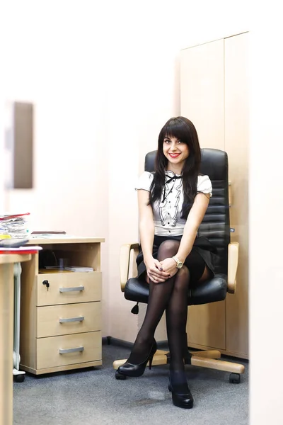 Siyah çorap görevliler iş yerinde oturan genç seksi kadın — Stok fotoğraf