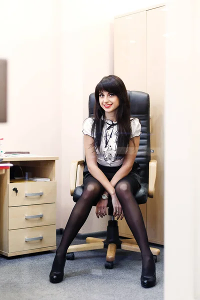 Joven sexy mujer en negro medias sentado en el lugar de trabajo en offi —  Fotos de Stock