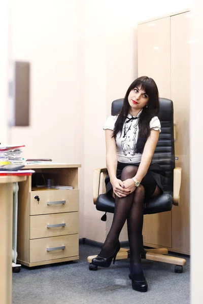 Çalışma alanı'nda oturan siyah çorap genç seksi kadın — Stok fotoğraf