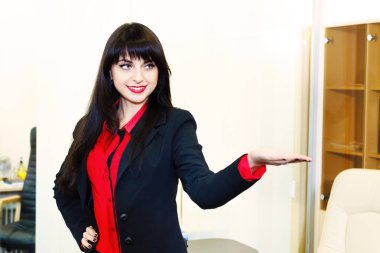 Ürün üstünde görünmez yer th üstünde gösteren gülümseyen kadın