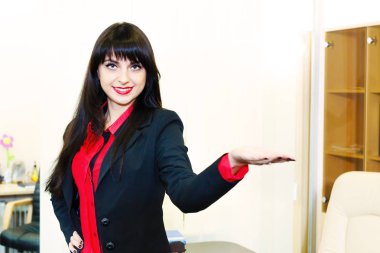 Ürün üstünde görünmez yer pa üstünde gösteren gülümseyen kadın