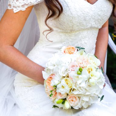 Güzel düğün buket tutan oturma gelin