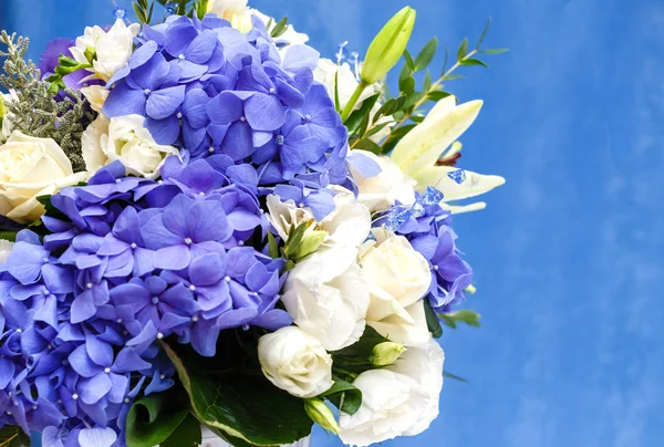 Kytice květiny modré hidrangea a bílé eustomas. — Stock fotografie