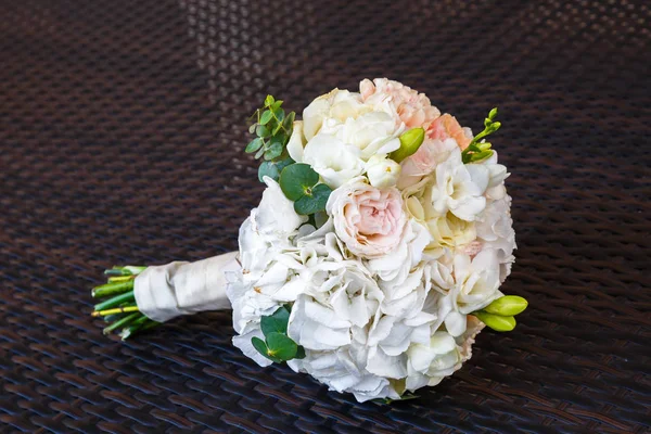 Hermoso ramo de novia sobre fondo de mimbre negro — Foto de Stock