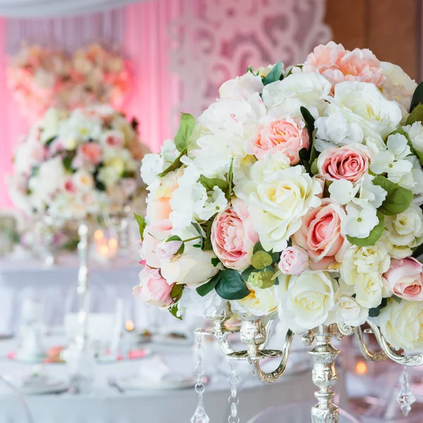 Gül ve eustoma Restoran iç demetleri.