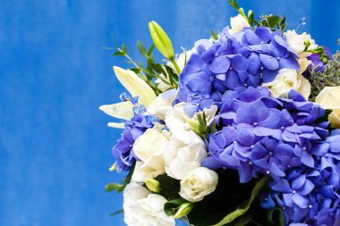 Çiçekler buket mavi hidrangea ve beyaz eustomas