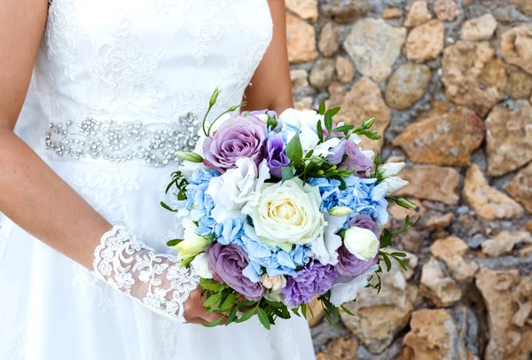 Bruid mooi boeket rozen buiten bedrijf. — Stockfoto