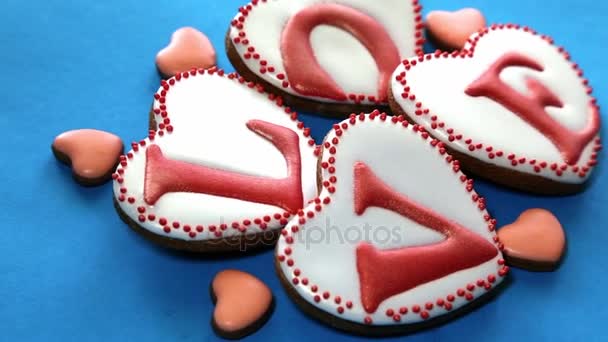 Biscoitos de gengibre em forma de coração — Vídeo de Stock