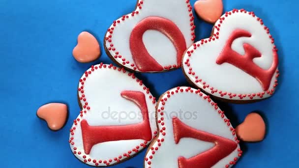 Heart-shaped gingerbread cookies — Stock Video