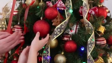 Mutlu kız, anne ve kızı evde Noel ağacı süsleme.