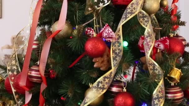 Chicas felices, madre e hija decorando el árbol de Navidad en casa . — Vídeos de Stock