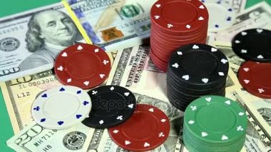 Poker fişleri ve yüzey dönen üzerinde dolar.