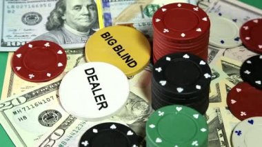 Poker fişleri ve yüzey dönen üzerinde dolar.