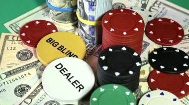 Poker fişleri ve yüzey dönen üzerinde dolar.