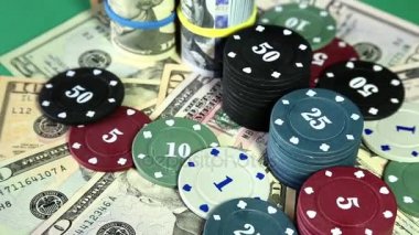Poker fişleri ve yüzey dönen üzerinde dolar.