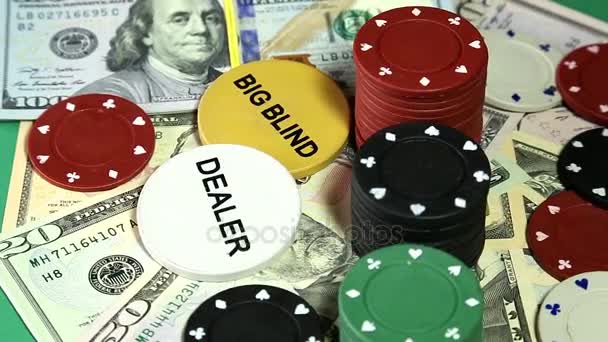 扑克筹码和旋转表面上美元. — 图库视频影像