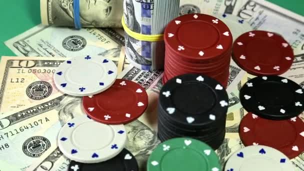 Poker chips en dollars op roterende oppervlak. — Stockvideo