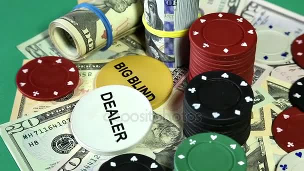 Pokerchips und Dollars auf rotierender Oberfläche. — Stockvideo