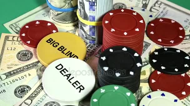 Poker chips en dollars op roterende oppervlak. — Stockvideo