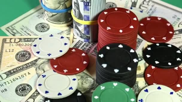 Poker chips en dollars op roterende oppervlak. — Stockvideo