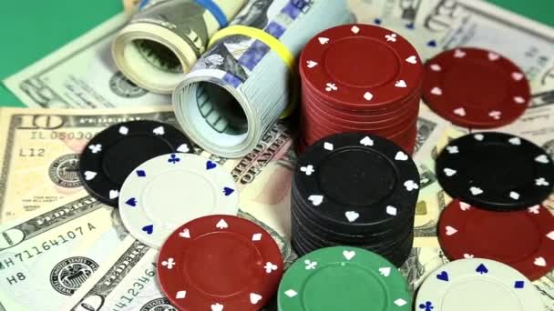 Poker fişleri ve yüzey dönen üzerinde dolar. — Stok video