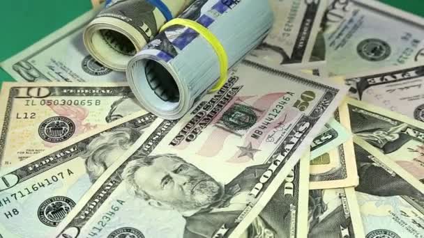 Amerikaans geld dollars op roterende oppervlak close-up. — Stockvideo