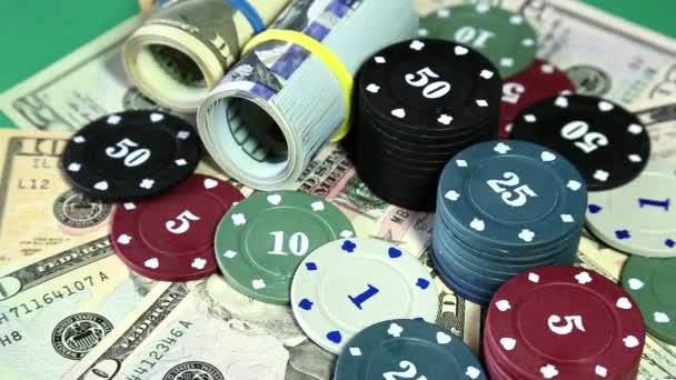 Μάρκες πόκερ και δολάρια στην περιστρεφόμενη επιφάνεια. — Αρχείο Βίντεο