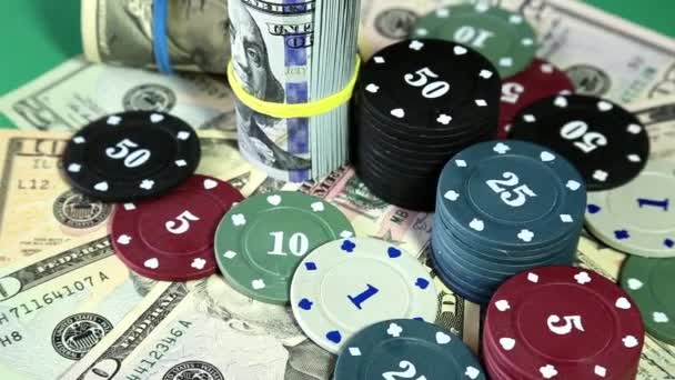 Poker chips en dollars op roterende oppervlak. — Stockvideo