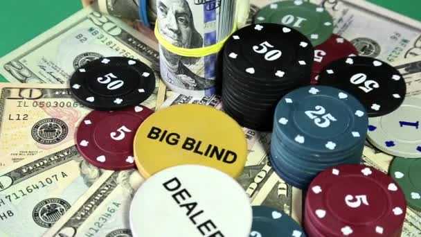 Pokerchips und Dollars auf rotierender Oberfläche. — Stockvideo