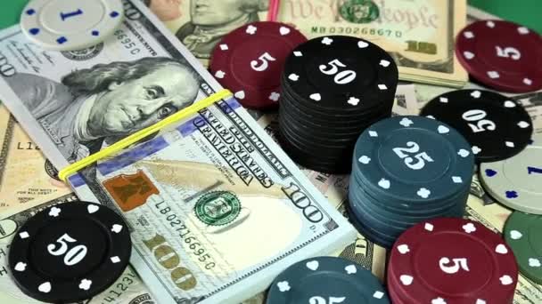 Фишки для покера и доллары на вращающейся поверхности . — стоковое видео