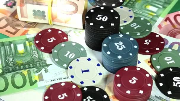 Фишки для покера и банкноты евро на вращающейся поверхности . — стоковое видео