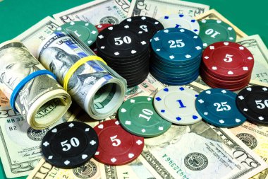 Amerikan parası dolar ve casino masada poker fişleri.