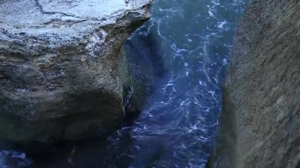 Nahaufnahme von Wawes, der gegen Felsen schlägt, — Stockvideo