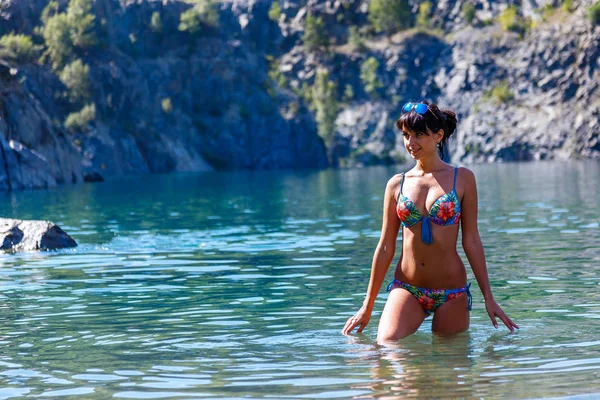 Piękna młoda kobieta noszenia bikini stały w góry ri — Zdjęcie stockowe