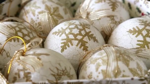 Christass decoraties witte ballen op roterende tabel close-up. — Stockvideo