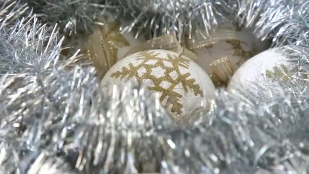 Décorations Noël boules blanches sur table tournante close-up .
