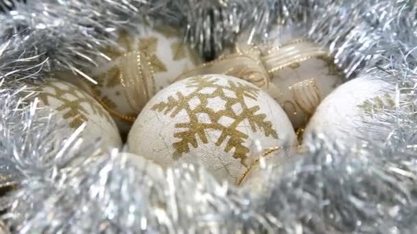 Décorations Noël boules blanches sur table tournante close-up .
