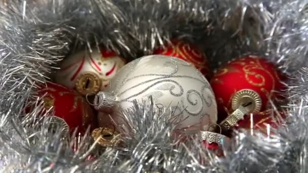 Décorations Noël boules sur table tournante close-up .