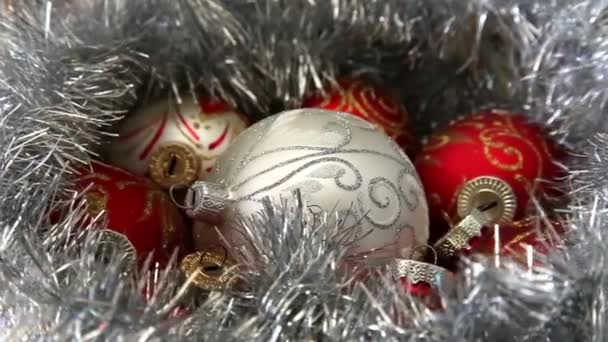 Christass decoraties ballen op roterende tabel close-up. — Stockvideo