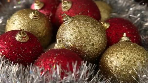 Christass decoraties ballen op roterende tabel close-up. — Stockvideo