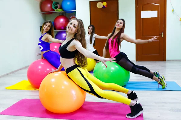 피트 니스에서 fitballs와 함께 연습을 하 고 젊은 여자의 그룹 — 스톡 사진