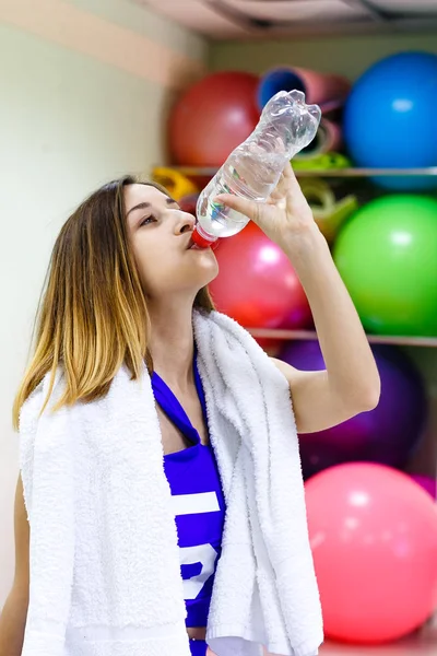 ボトルから水を飲んでタオルを持つ少女 — ストック写真