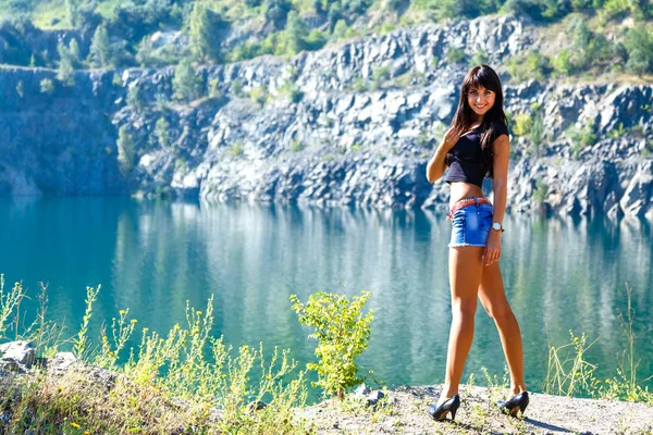 Młoda kaukaski kobieta uśmiechający się stojący na wybrzeżu w mountai — Zdjęcie stockowe