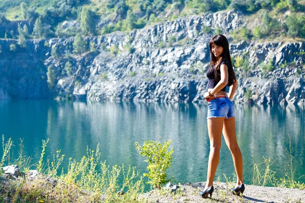 Atrakcyjna hiszpanin kobieta szczęśliwy stojący na wybrzeżu w mount — Zdjęcie stockowe