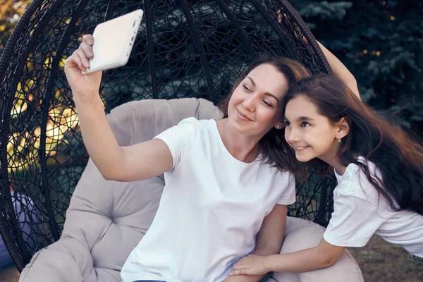 Uśmiechający się matka i córka Dokonywanie zdjęcie selfie przez białe tabletki — Zdjęcie stockowe