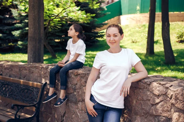 Anne ve kızı bir parkta yaz gününde kalan gülümseyen. — Stok fotoğraf