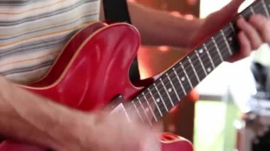 Adam gitaristi karartmak ile elektrik gitar çalmak