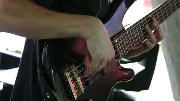 Mannen basist spelar elektrisk gitarr med tona ut — Stockvideo